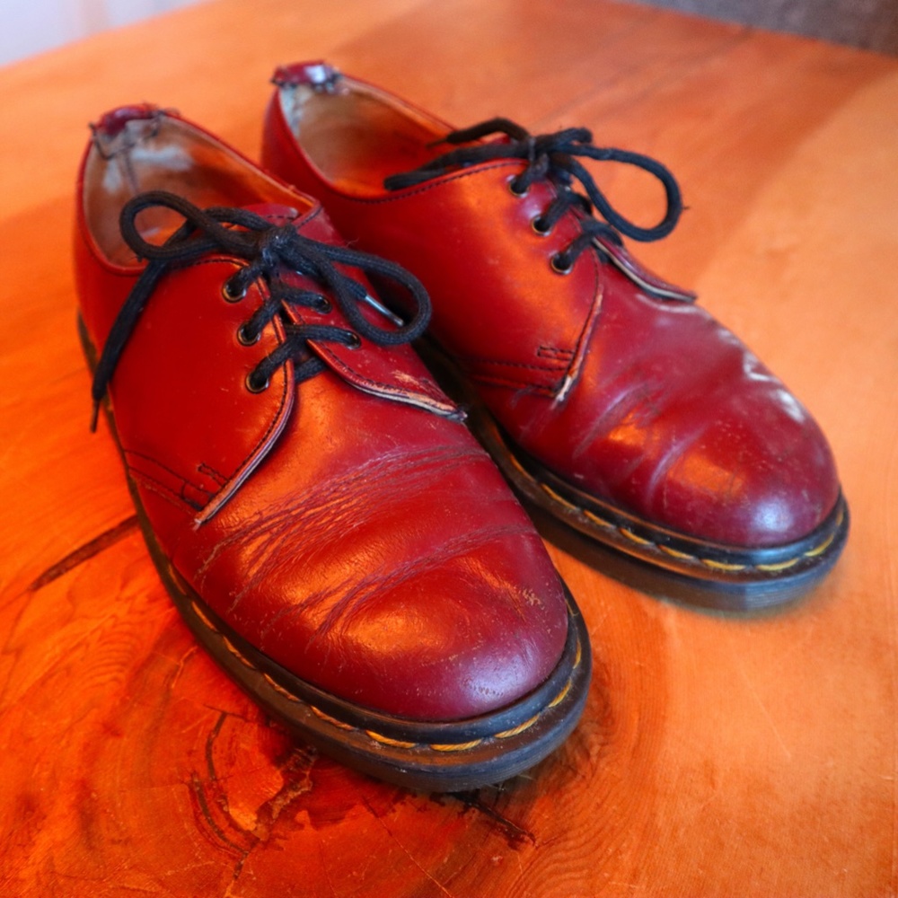 Vintage Late 80s / Early 90s Made in England Dr. Martens oxfords in oxblood